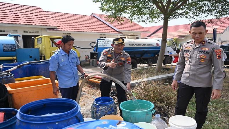 Polres Jepara Kirim 5 Tangki ke Daerah Krisis Air Bersih