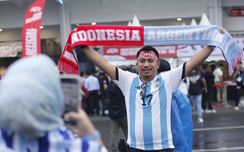 Suporter Argentina Setia Bawa Poster Messi meski Sang Bintang Tak Datang - Bagian 3