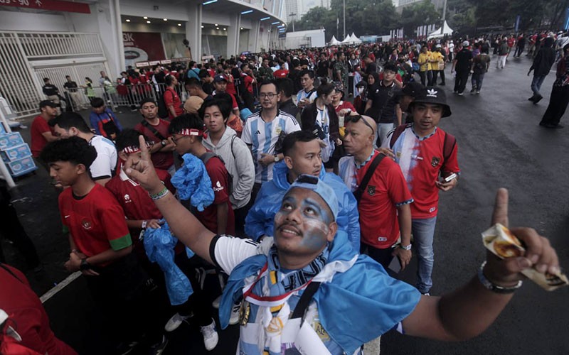 Suporter Argentina Setia Bawa Poster Messi meski Sang Bintang Tak Datang - Bagian 2