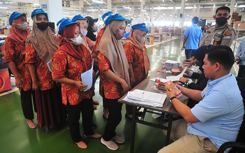 Buruh Pabrik Rokok Dapat BLT dari APBD Kudus Sebesar Rp600.000 - Bagian 1