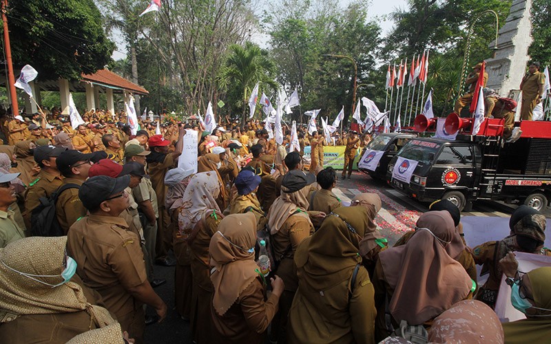 Para Kades se-Sidoarjo Menuntut Tunjangan Rp50 Juta saat Purnatugas - Bagian 1