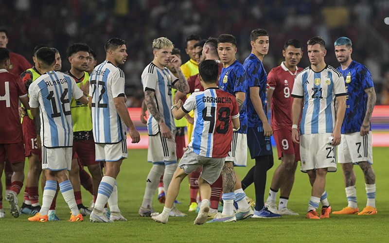 Foto Suporter Masuk Lapangan Mengejar Bintang Argentina - Bagian 1