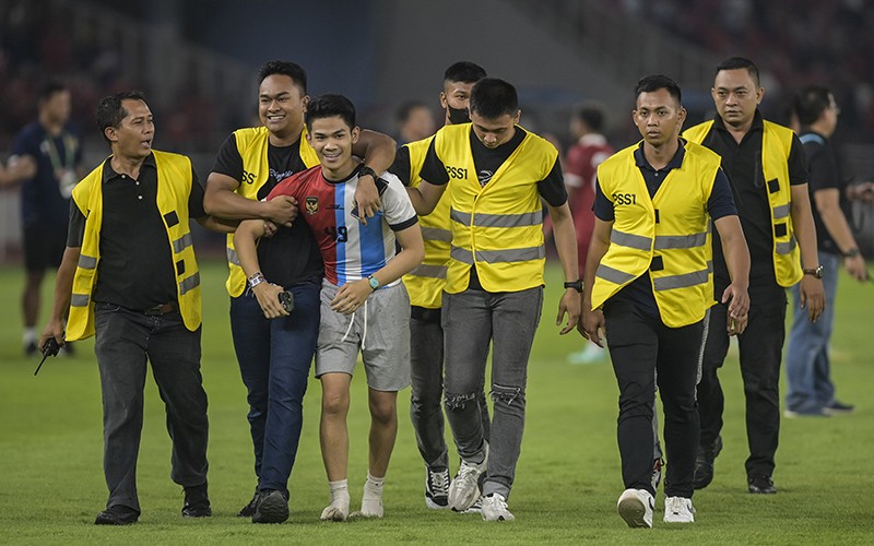 Foto Suporter Masuk Lapangan Mengejar Bintang Argentina - Bagian 2
