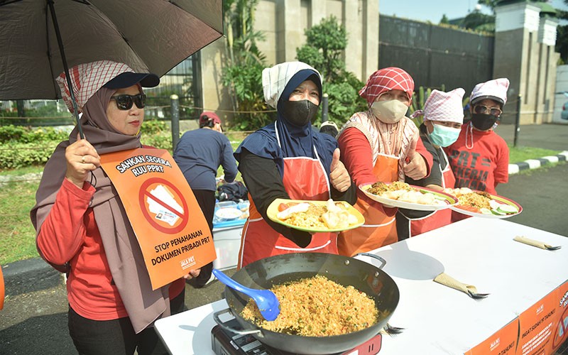 Aksi PRT Bikin Sarapan untuk Anggota DPR Agar Tidak Loyo Bahas RUU PPRT - Bagian 1