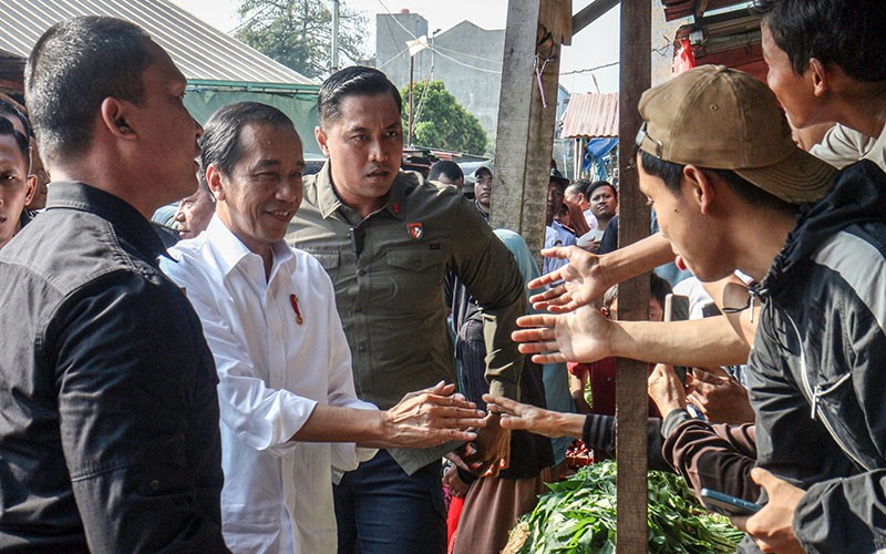 Presiden Jokowi Bagi-Bagi BLT dan Sembako untuk Pedagang Pasar Parung - Bagian 2