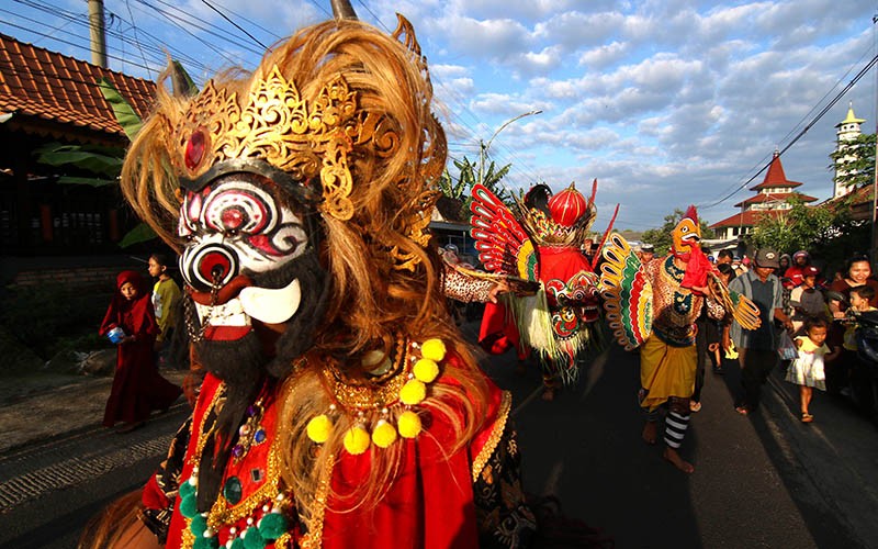 Warga Suku Osing Mengarak Barong di Desa Wisata Adat Kemiren Banyuwangi - Bagian 1