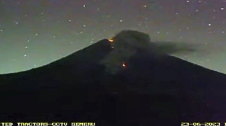 Gunung Semeru Muntahkan Awan Panas Guguran Sejauh 3,5 Km
