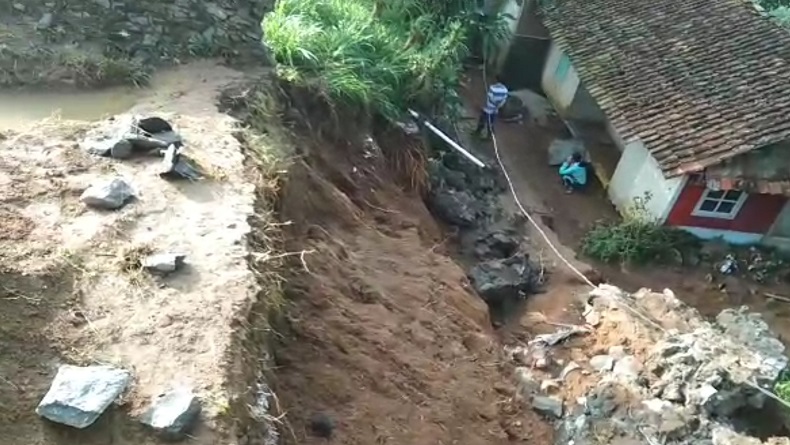 Diguyur Hujan Deras, TPT Lapang Cijagung Ambruk Timpa 7 Rumah di Sukabumi