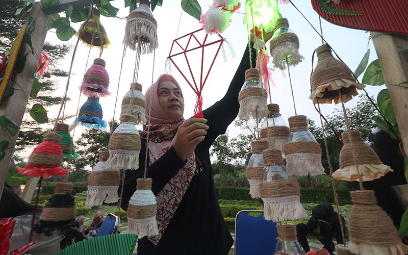 Lomba Kreativitas Membuat Kerajinan Daur Ulang Sampah - Bagian 1
