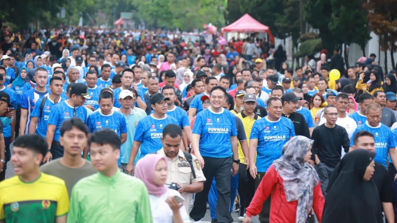 Rayakan HUT ke-77 Bhayangkara, Ribuan Warga Pekanbaru Ikut Jalan Sehat
