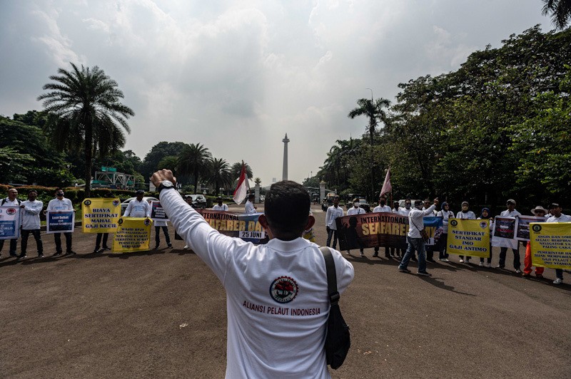 Pelaut Indonesia Unjuk Rasa Tuntut Peningkatan Standar Gaji - Bagian 1
