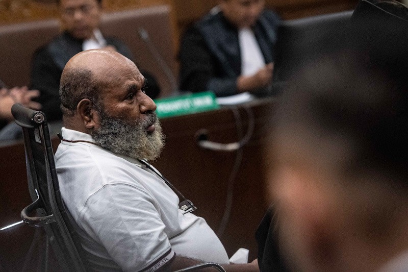 Ekspresi Lukas Enembe Eksepsi Ditolak Majelis Hakim - Bagian 2