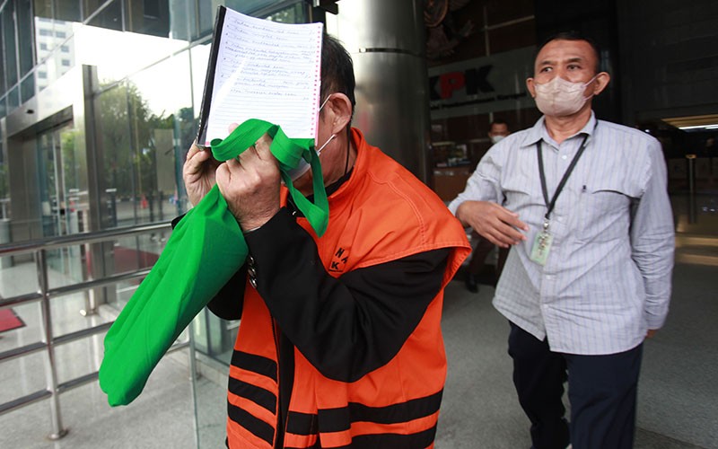 Divonis 6,5 Tahun Penjara, Heryanto Tanaka Tutupi Muka dengan Buku - Bagian 1