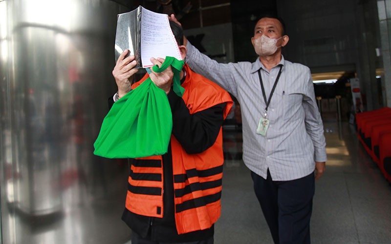 Divonis 6,5 Tahun Penjara, Heryanto Tanaka Tutupi Muka dengan Buku - Bagian 2