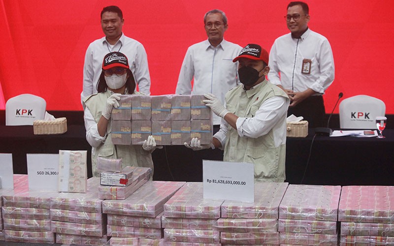Penampakan Tumpukan Uang Ratusan Miliar Disita dari Lukas Enembe - Bagian 1