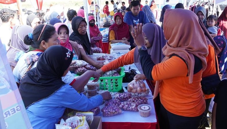 Gerakan Pangan Murah, Ratusan Warga Salatiga Serbu Bazar Sembako 