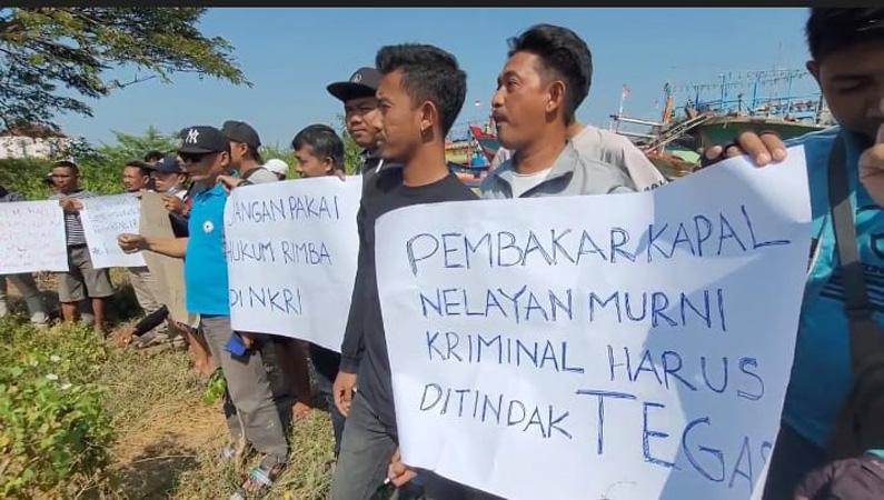 2 Kapal Asal Pantura Dibakar di Perairan Pulau Datu Kalbar, Puluhan Nelayan di Pati Protes