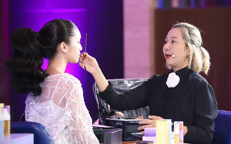 MUA Asal Thailand Berikan Tutorial Merias Wajah Natural dengan Produk Soulyu - Bagian 3