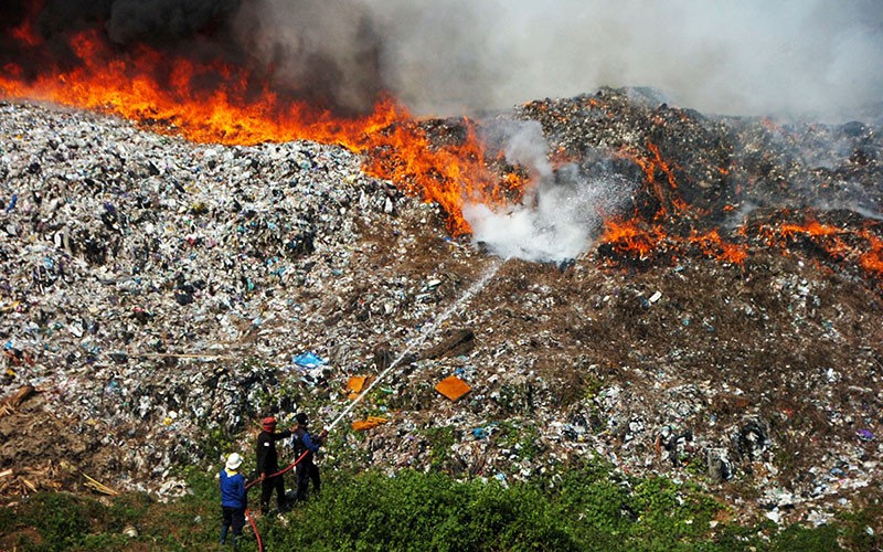 2 Hektare Perbukitan Sampah TPA Tegal Kebakaran - Bagian 2