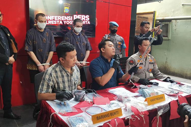 Bobol ATM dengan Aplikasi, 2 Bule Bulgaria Ditangkap Polisi di Yogyakarta