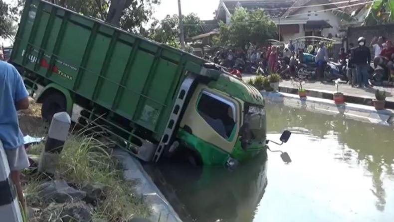 Penampakan Kendaraan Tabrakan Beruntun, Truk Tercebur Sungai sedangkan Xpander Ringsek