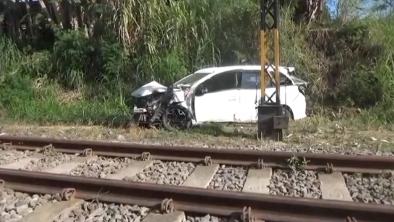 Kecelakaan di Banyuwangi, Mobil Ditumpangi Pasutri Ringsek Dihantam Kereta