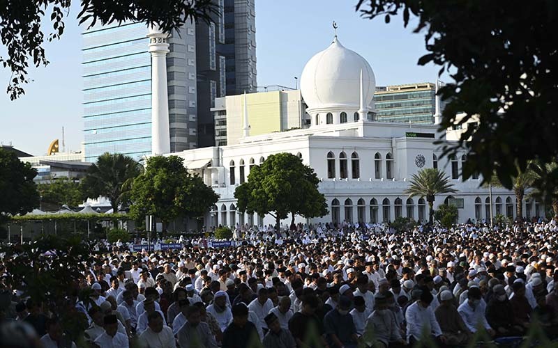 Ribuan Umat Muslim Sholat Idul Adha 1444 H di Masjid Agung Al Azhar  - Bagian 1