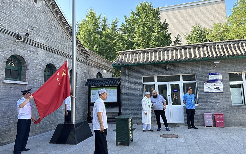 Otoritas China Wajibkan Semua Masjid Kibarkan Bendera Nasional - Bagian 1