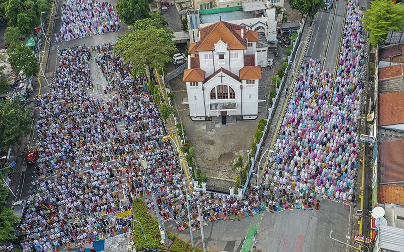 Ribuan Umat Muslim Sholat Idul Fitri 1444 H di Samping Gereja Jatinegara - Bagian 1