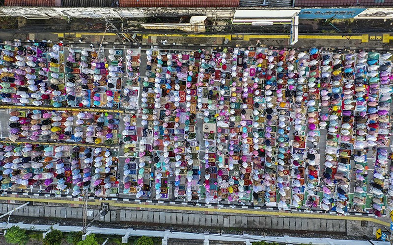 Ribuan Umat Muslim Sholat Idul Fitri 1444 H di Samping Gereja Jatinegara - Bagian 2