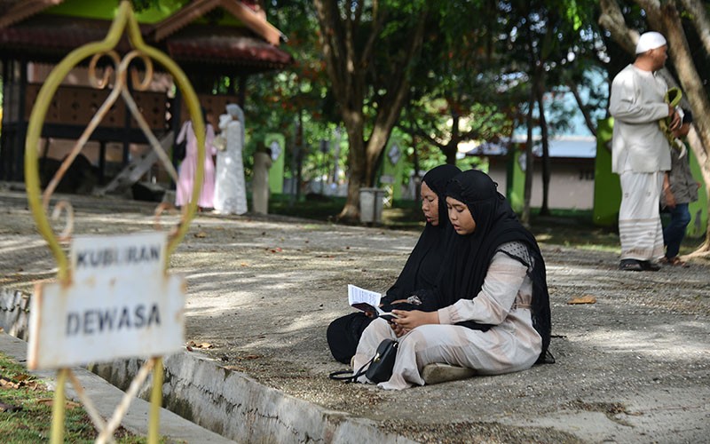 Ziarah Kuburan Massal Korban Tsunami Aceh usai Sholat Idul Adha - Bagian 1