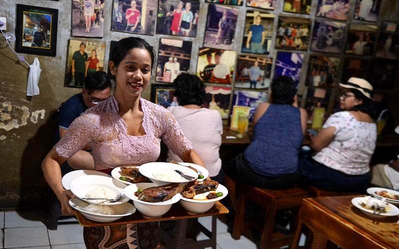 Antrean Panjang Turis Cicipi Masakan Restoran Legendaris Dunia Warung Mak Beng - Bagian 1