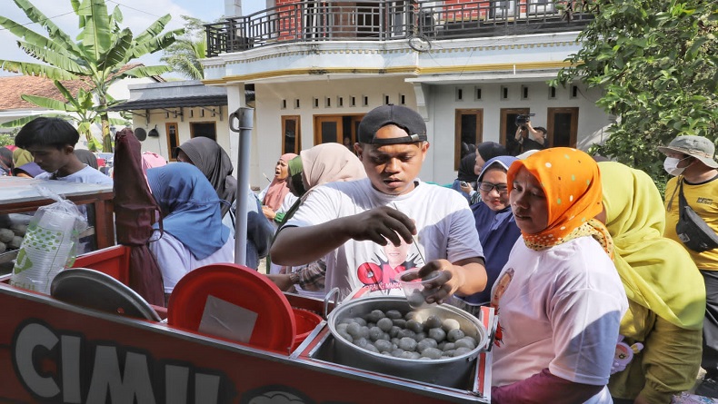 Festival Jajanan Digelar di Cikalongwetan KBB, Cilok Paling Diserbu Warga