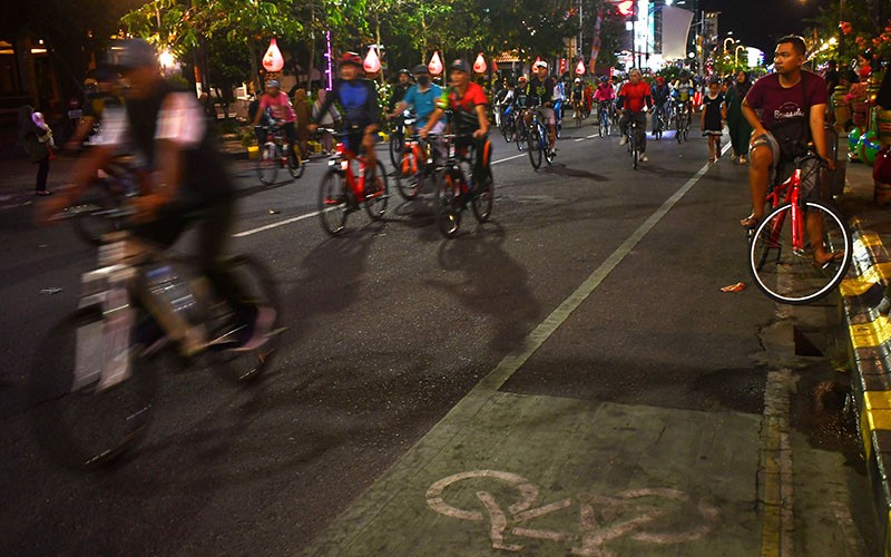 Keseruan Gowes Bareng pada Malam Hari Keliling Kota Madiun - Bagian 2