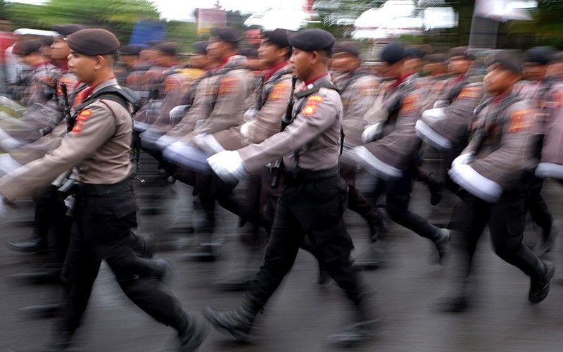Parade Defile Anggota Polri Peringati Hari Bhayangkara ke-77 - Bagian 1
