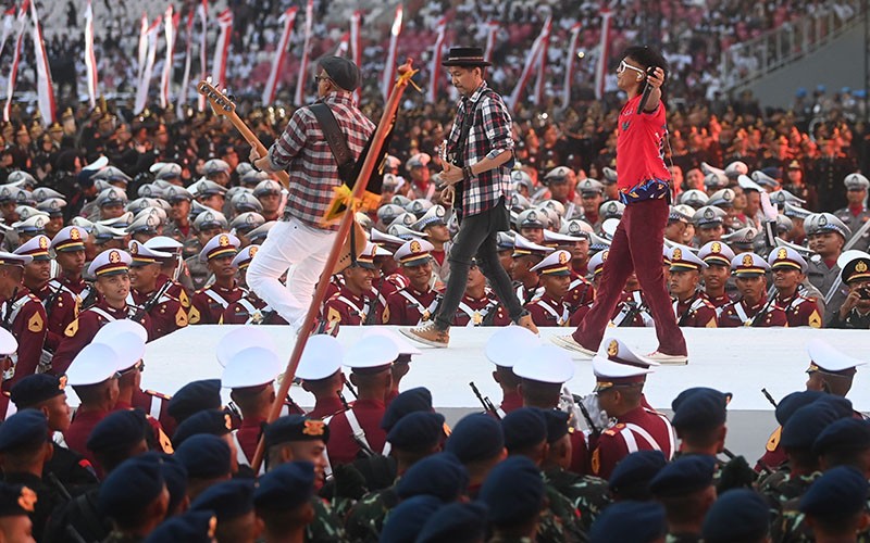 Aksi Slank Meriahkan Hari Bhayangkara ke-77 di Stadion GBK - Bagian 1