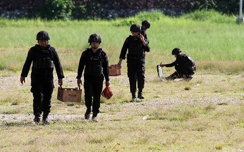 Tim Jibom Gegana Musnahkan 10 Botol Bom Ikan Rakitan dan Ranjau Aktif - Bagian 2