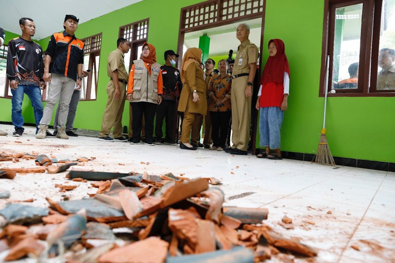 Cek Sekolah Rusak Pascagempa di Wonogiri, Ganjar: Jika Tak Layak Jangan Dipakai - Bagian 1