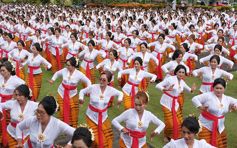 2.500 Umat Hindu Bali Tampilkan Tarian Sakral Rejang Giri Putri - Bagian 1