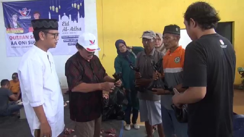 Kurban Sapi 1 Ton, Simponi Partai Perindo Tebar 1.000 Bungkus Daging di Subang