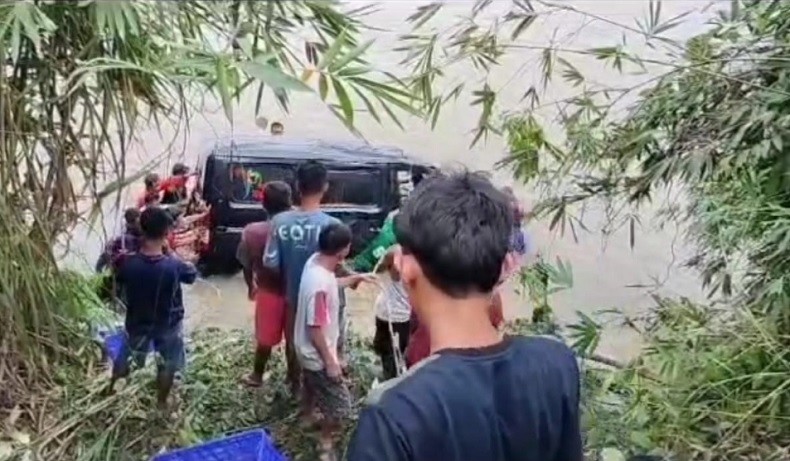 Sopir Ngantuk, Minibus Gran Max Terjun ke Jurang hingga Nyebur ke Sungai
