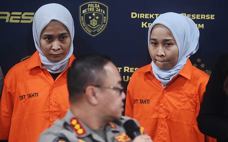 Ekspresi Si Kembar Penipu Rihana dan Rihani Pakai Baju Tahanan Polda Metro Jaya - Bagian 2