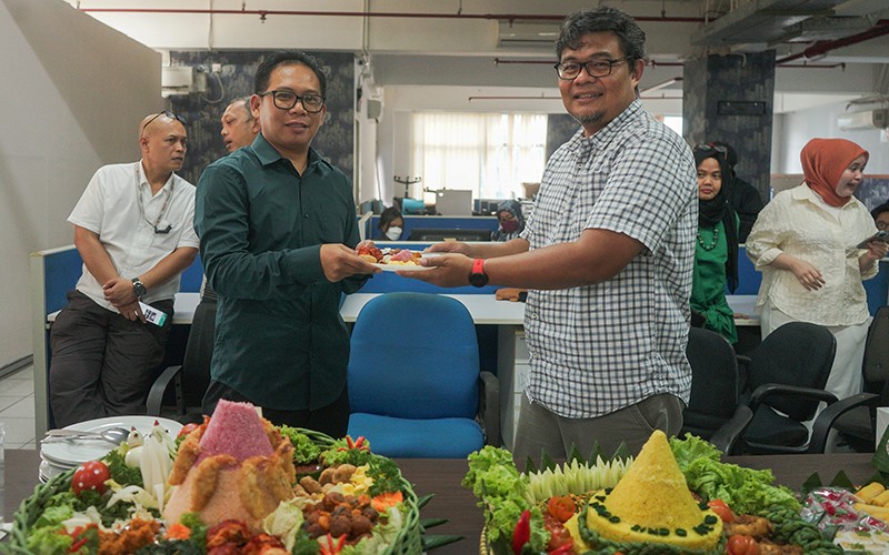 Tradisi Potong Tumpeng Perayaan HUT ke-11 Sindonews.com - Bagian 1