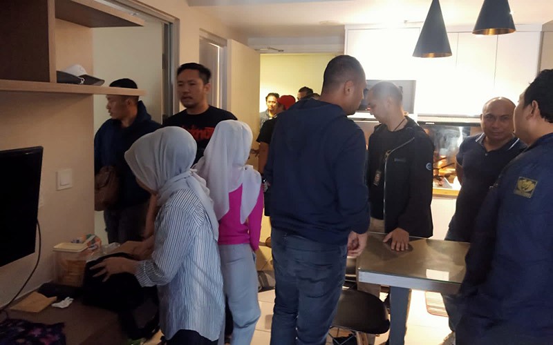 Tampang Si Kembar Rihana Rihani Ditangkap, Buron Kasus Penipuan Jual Beli iPhone - Bagian 3