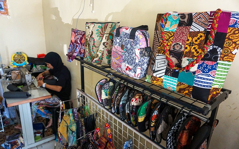 Limbah Kain Batik Disulap Menjadi Kerajinan Tas hingga Sandal - Bagian 1