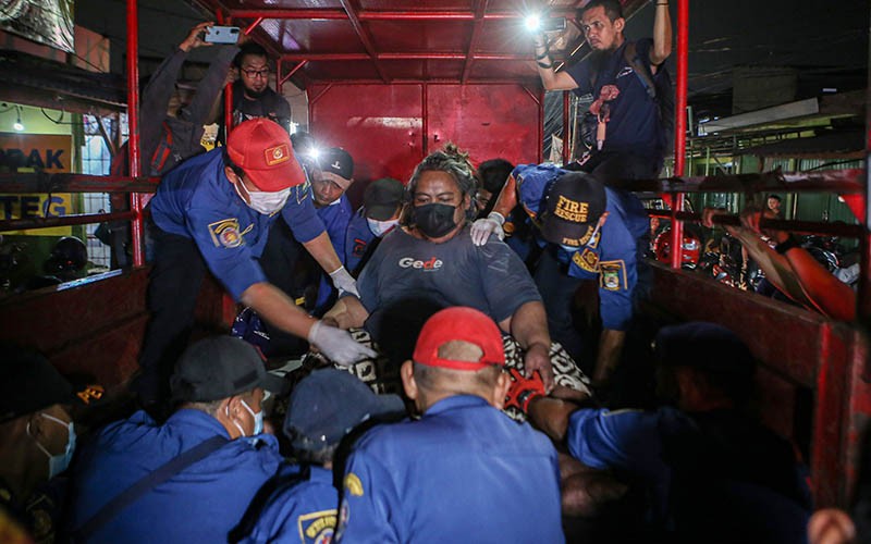 Penampakan Pria Obesitas Dievakuasi Belasan Damkar dengan Forklift ke RSUD Tangerang - Bagian 1