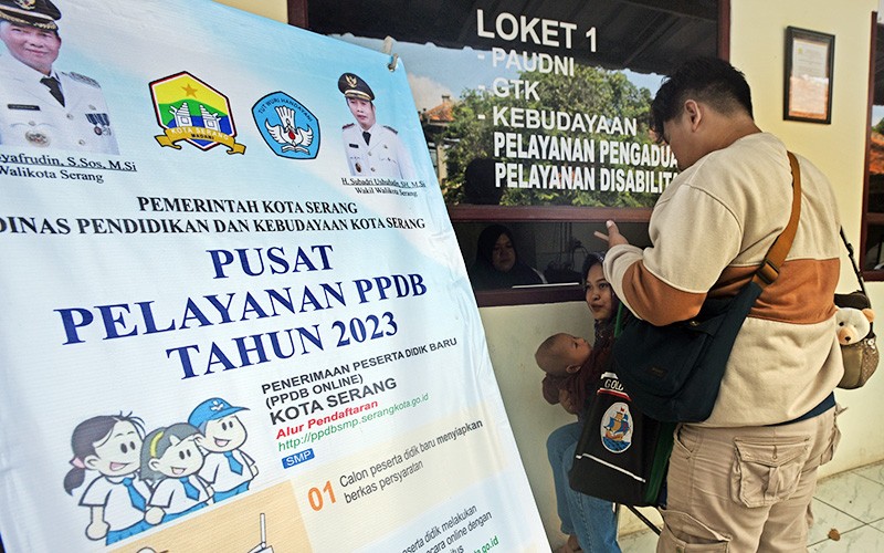Orang Tua Calon Siswa Kesulitan Mendaftar Sekolah dengan Sistem Zonasi PPDB - Bagian 1