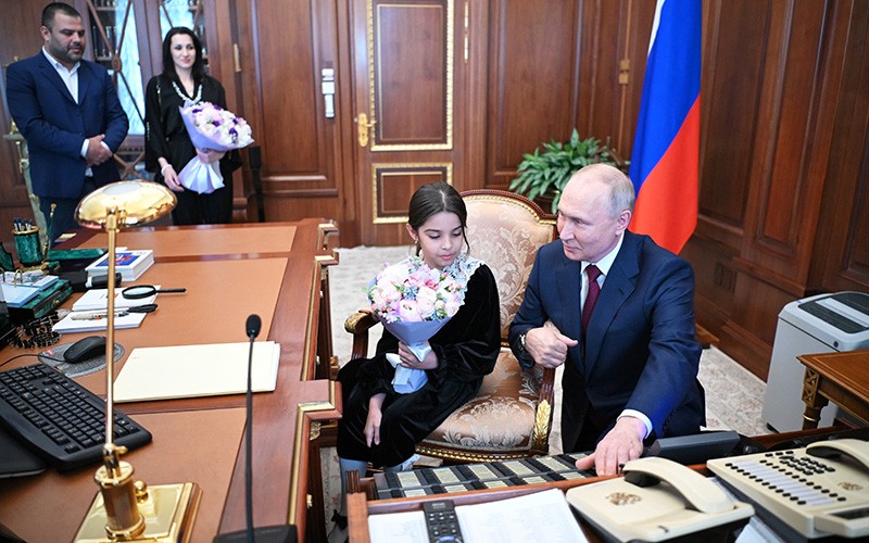 Momen Vladimir Putin Ajak Gadis 8 Tahun dari Wilayah Termiskin Rusia Duduk di Kursi Presiden - Bagian 2