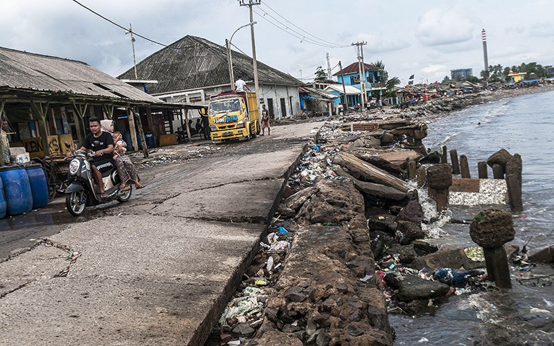 Dermaga Teluk Labuan Rusak Diterjang Gelombang Tinggi - Bagian 1