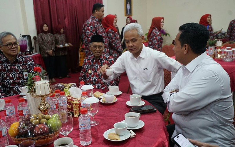 Berkunjung ke Banyuasin, Ganjar Dijamu Empek-Empek oleh Bupati Askolani - Bagian 1